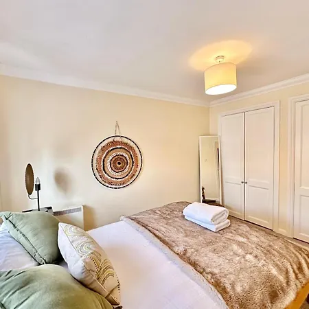 Central London Beautiful Two Bedroom Apartment